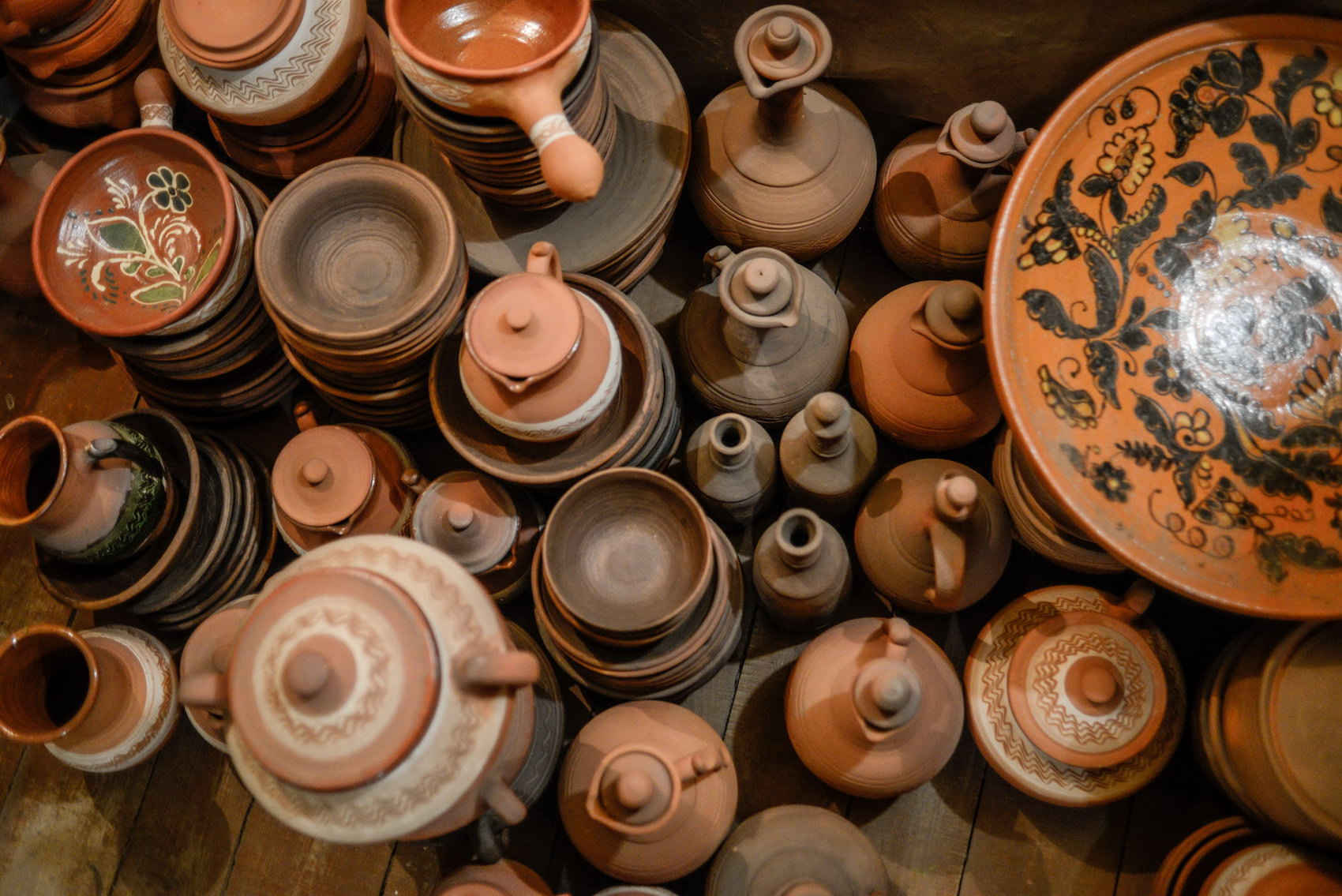 Tradycyjne polskie garncarstwo - gliniane naczynia na kole garncarskim